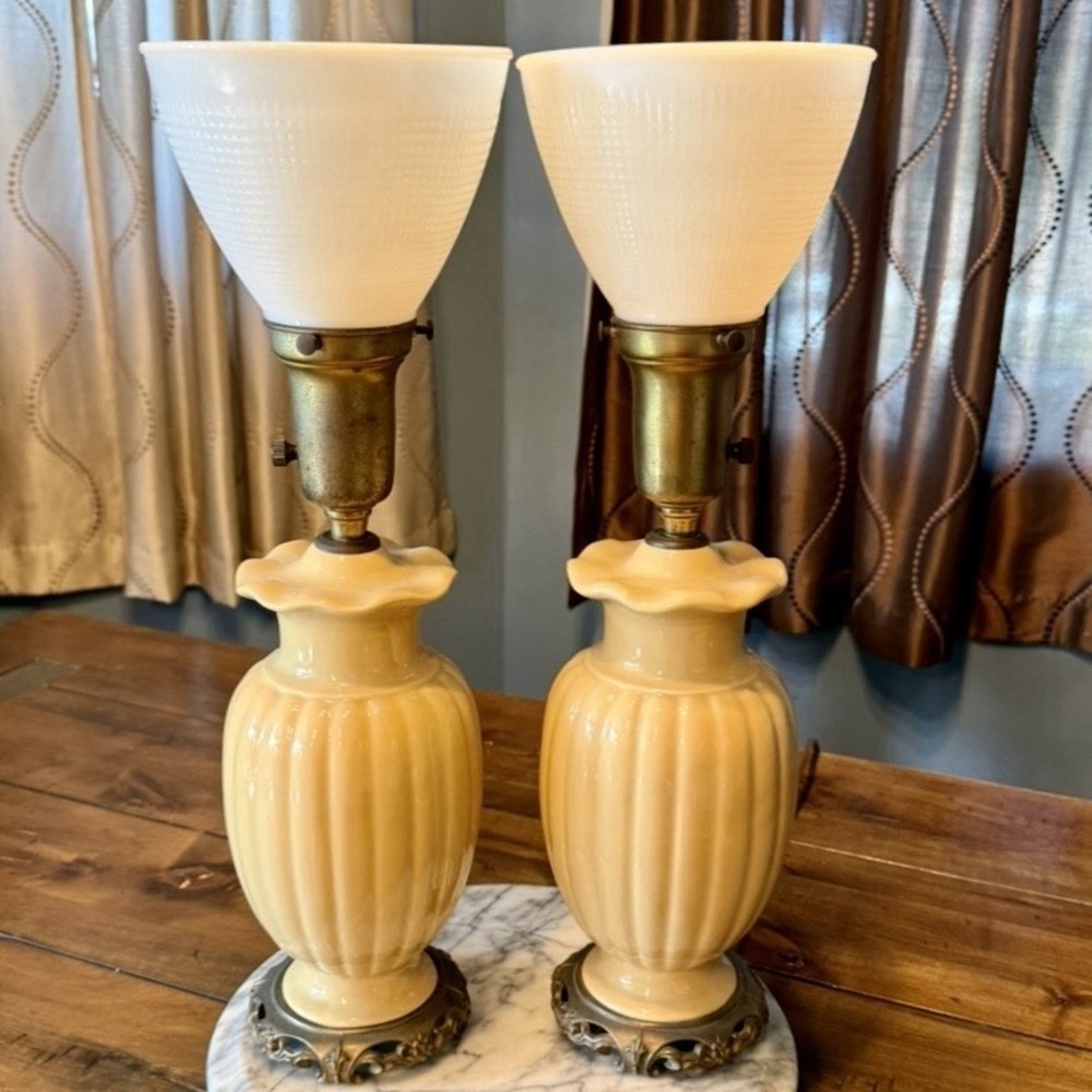 2pc VTG 40s MCM Art Deco Porcelain Milk Glass‎ Urn Boudoir Vanity Lamps WORK!
